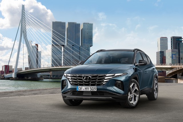 Hyundai Tucson Klimatyzacja manualna, tempomat, kamera cofania, 8-calowy ekran systemu multimedialnego. To znajdziemy w podstawowej wersji wyposażenia nowego modelu Tucson. To już czwarta generacja auta. Fot. Hyundai