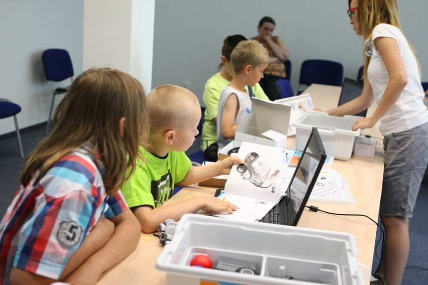 Pokaz robotyki dziecięcej w Słupskim Inkubatorze Technologicznym przez firmę Robonauta