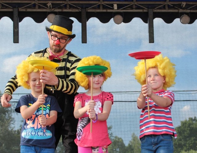 Święto Rodziny w Płużnicy Dzieci chętnie bawiły się z klaunem.