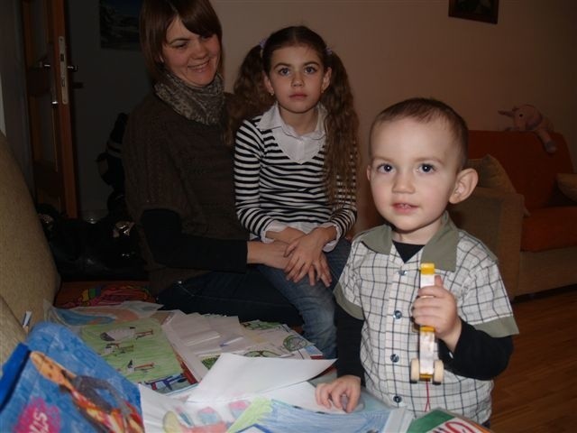 Wiktoria Szulkowska z mamą Monika i bratem Bartoszem
