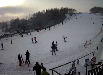 Wielu narciarzy postanowiło spędzić niedziele na stoku w Bałtowie.