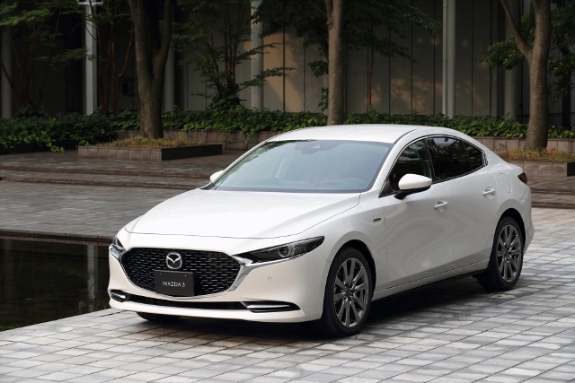 Mazda Motor Corporation celebruje w tym roku 100-lecie działalności i wprowadza do sprzedaży wersje jubileuszowe swoich modeli. Na pamiątkę pierwszego samochodu osobowego, R360 Coupé, znakiem rozpoznawczym edycji jubileuszowych jest dwukolorowa, biało-burgundowa kombinacja koloru nadwozia i wnętrza oraz charakterystyczne, urodzinowe emblematy.Fot. Mazda