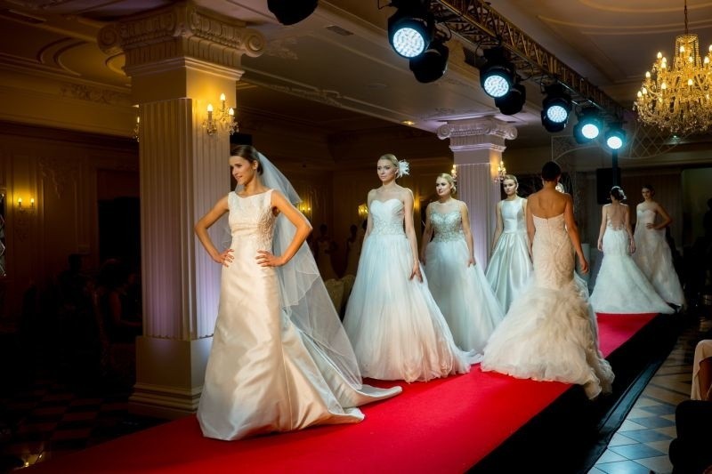 Dwór Czarneckiego. Fundacja im. Rodziny Czarneckich zorganizowała pokaz sukien ślubnych Pronovias Fashion Show (zdjęcia)