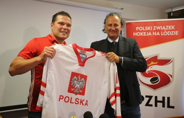 Mirosław Minkina (z prawej) jest prezesem PZHL od 27 listopada 2018 roku. Selekcjonerem kadry hokeistów jest Tomasz Valtonen