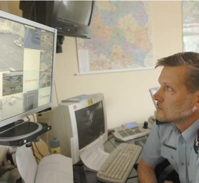 Artur Ratajczak z III Komisariatu Policji widzi na monitorze znaczną część osiedla