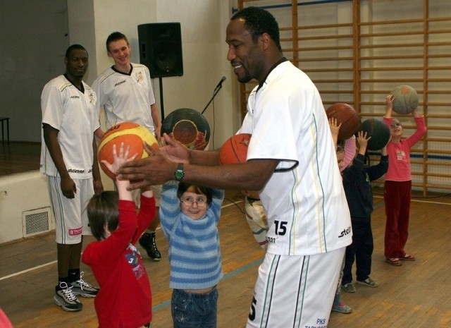 Eric Taylor w roli nauczyciela. Koszykarz pomaga dzieciakom w wykonaniu ćwiczeń.