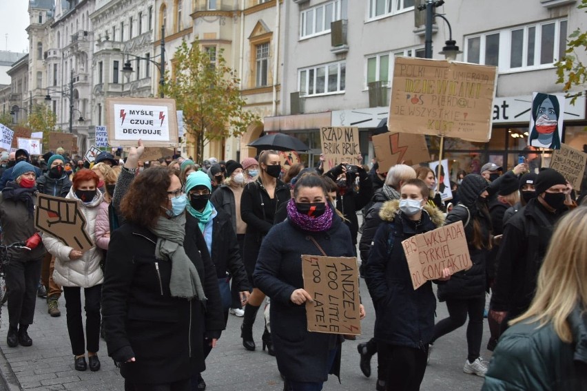 Strajk Kobiet w Łodzi. Protestujący przemaszerowali ul. Piotrkowską ZDJĘCIA, FILM