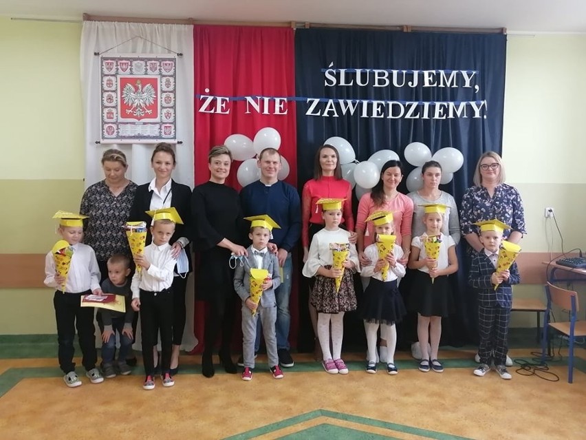Uroczyste ślubowanie pierwszoklasistów w szkole w Rakowie....