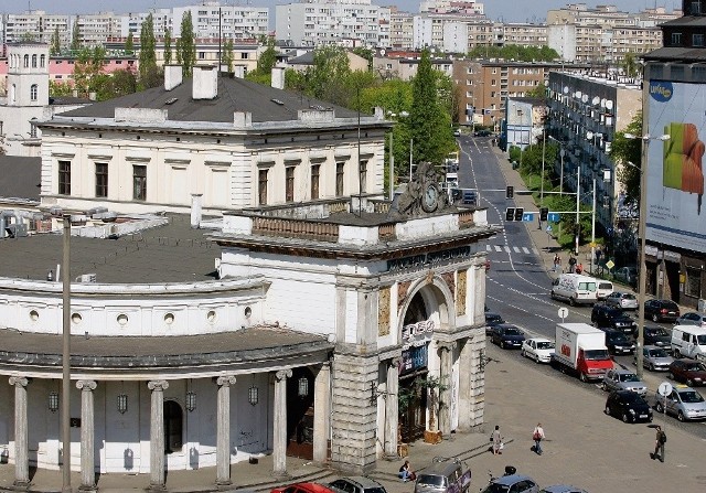 Dworzec Świebodzki wypełni się pasażerami. PKP wydały zgodę, by znów jeździły stąd pociągi