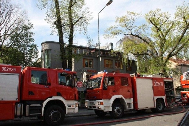 Ogień pojawił się na drewnianym tarasie restauracji.