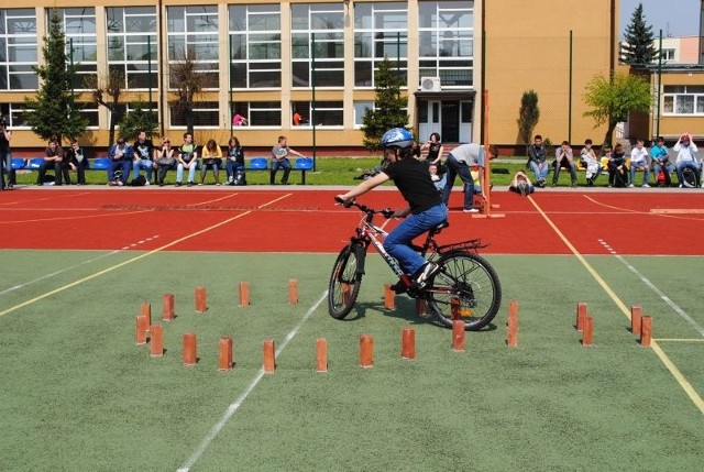 Uczestnicy konkursu o bezpieczeństwie w ruchu drogowym musieli między innymi wykazać się umiejętnościami na rowerowym torze przeszkód.