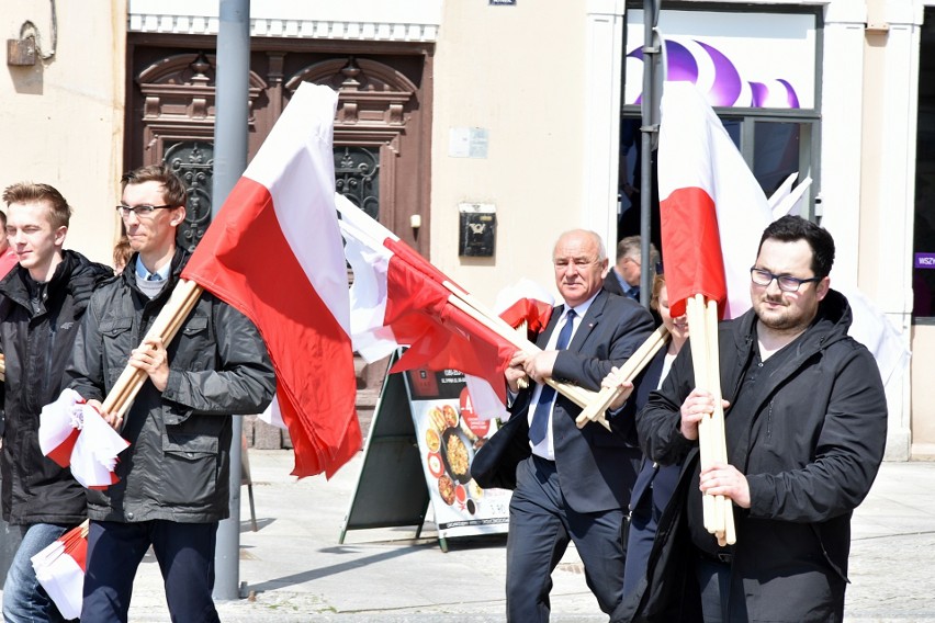 Gorlice. Posłanka Barbara Bartuś i działacze PiS rozdawali flagi na gorlickim Rynku [ZDJĘCIA]