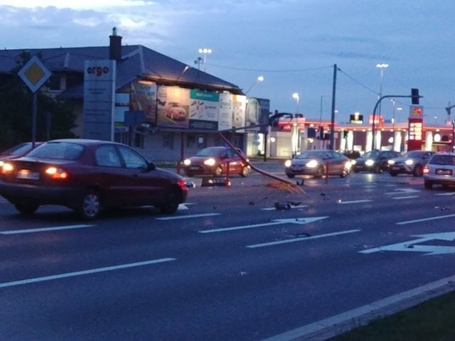 Wypadek na Hetmańskiej. Kierowca bmw ściął latarnię przy Auchan (zdjęcia)