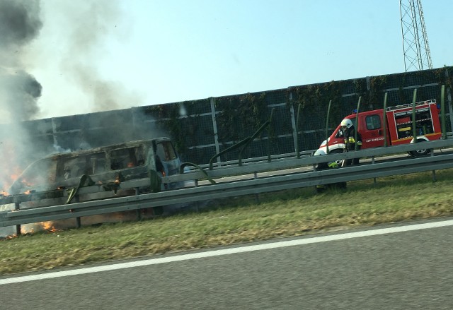 W środę po godz. 8.20, na autostradzie A4 na wysokości Bratkowic (pow. rzeszowski), doszło do wypadku. Po zderzeniu busa z mercedesem, pierwszy z pojazdów doszczętnie spłonął. Busem podróżowało 8 osób, poszkodowane zostały 4 osoby.Zablokowane są dwa pasy ruchu w kierunku Rzeszowa. Ruch puszczony został drogami serwisowymi oraz od Węzła Dębica Wschód zjazd na DK 94. Utrudnienia mogą potrwać do godz. 11.Aktualizacja, godz. 10.45Jak wynika ze wstępnych ustaleń, 23-letni kierujący volkswagenem transporterem podejmując manewr wyprzedzania najprawdopodobniej nie ustąpił pierwszeństwa przejazdu jadącemu lewym pasem mercedesowi sprinterowi. Doszło do zderzenia, w efekcie którego oba pojazdy uderzyły jeszcze w bariery ochronne. Volkswagen zapalił się i całkowicie spłonął.Transporterem oprócz kierowcy podróżowało 7 pasażerów. Wszyscy uczestnicy zdarzenia - dwóch kierujących i pasażerowie volkswagena, łącznie 9 osób - zostało przewiezionych do szpitali.Aktualizacja, godz. 12.50Ruch został przywrócony.