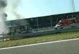 Na autostradzie A4 w Bratkowicach bus zderzył się z mercedesem. Bus spłonął, a 4 osoby zostały ranne [ZDJĘCIA INTERNAUTY]