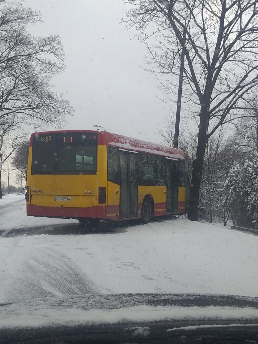 Wrocław zaskoczony zimą. Ulice i chodniki jak lodowisko (ZDJĘCIA)