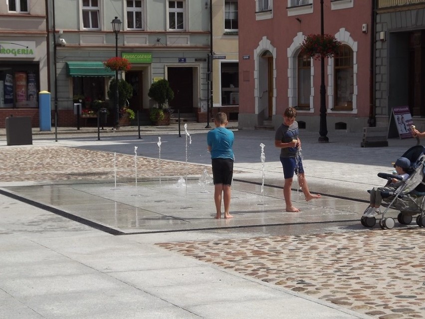 Fontanna, zieleń… Tak odnowili Rynek w mieście pod Wrocławiem