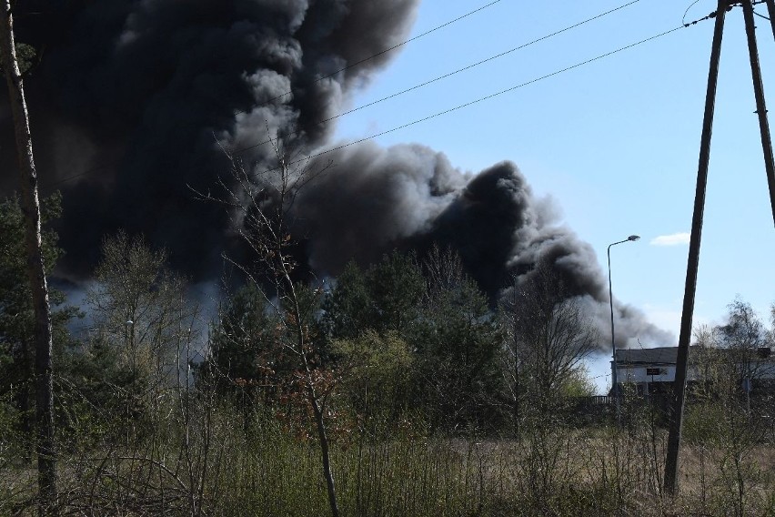 Gigantyczny pożar chemikaliów w Nowinach. Zobaczcie zdjęcia z akcji gaszenia [RAPORT MINUTA PO MINUCIE]