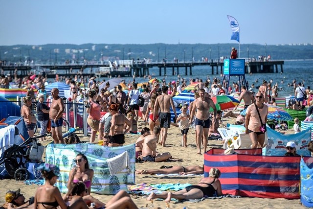 Tłumy turystów na plaży, ruch na drogach, setki osób na deptakach i w knajpkach - to pełnia wakacyjnego sezonu nad Bałtykiem.