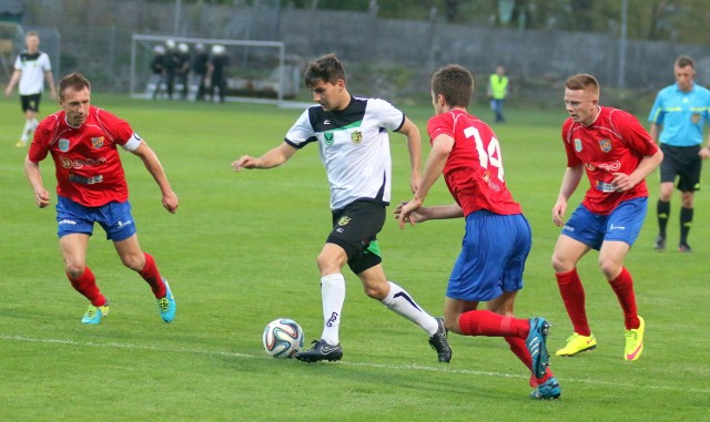 W minioną sobotę piłkarze Odry Opole (czerwone koszulki) ulegli u siebie GKS-owi Jastrzębie 0-1. Dziś szansy na rehabilitację nie dostaną: Maciej Michniewicz (pierwszy z lewej) i Sebastian Deja (pierwszy z prawej). Obaj muszą bowiem pauzować za żółte kartki.