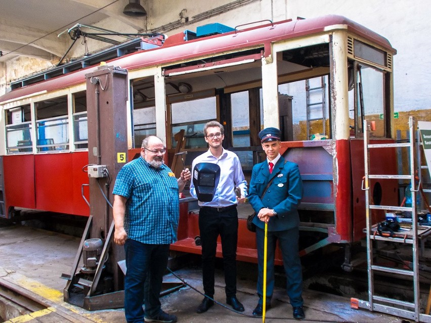 Klub Miłośników Starych Tramwajów remontuje zabytkowy pojazd [FOTO]
