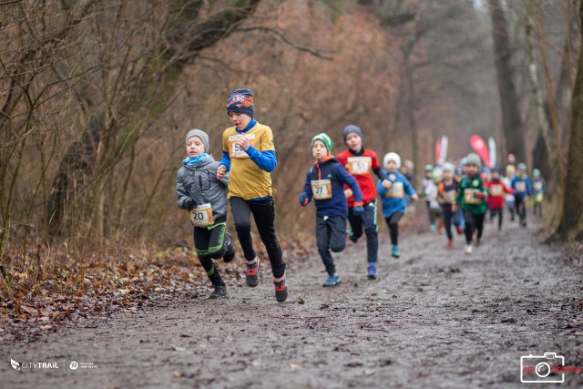 Poznańscy fani biegania mieli w sobotę wybór - mogli zdecydować się na zmagania w Biegu Sylwestrowym nad Maltą lub przełajowym City Trail nad Rusałką. Uczestnicy tego drugiego musieli walczyć z trudną, błotnistą trasą. Nie odstraszyła ona jednak chętnych i na starcie pojawiło się około 700 osób. Najlepiej z 5-kilometrowym dystansem poradzili sobie Malwina Misjan oraz Krzysztof Hadas.Zobacz kolejne zdjęcie --->