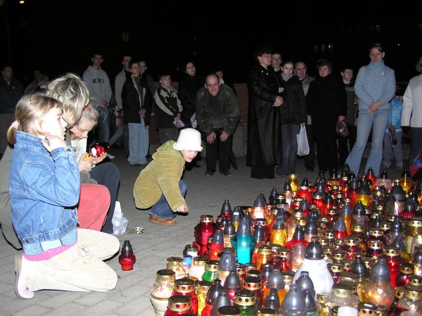 Rocznica śmierci Jana Pawła II. Tak go żegnaliśmy w 2005 roku. Archiwalne zdjęcia