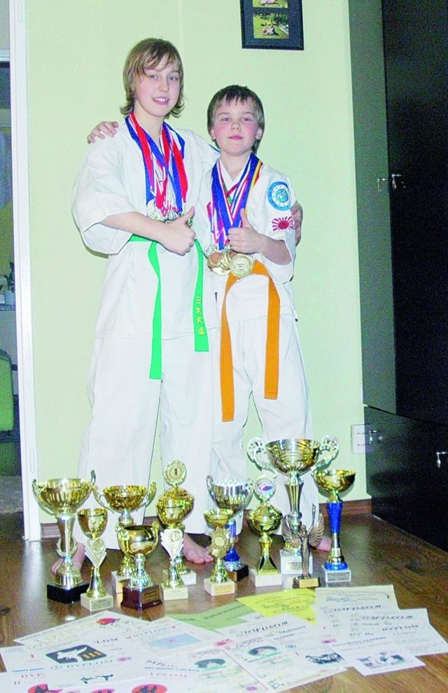 11-letni Michał (z prawej) trenuje karate od czterech lat