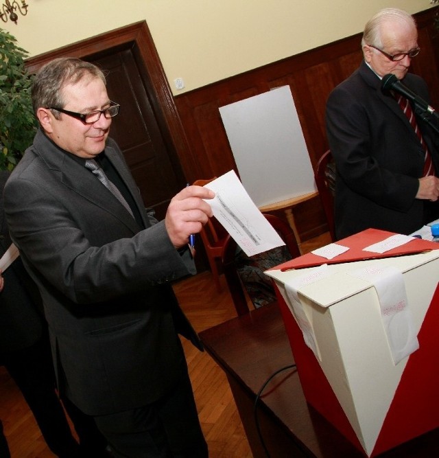 Przewodniczącym został Jerzy Gądek (z lewej). Z prawej strony radny-senior Antoni Tkocz z PO.