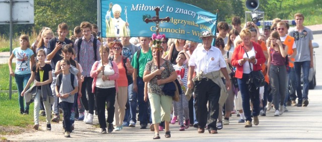 Z papieskim przesłaniem "Miłować to znaczy pamiętać" - pielgrzymi z Czarnocina wkraczali w poniedziałek do Wiślicy.