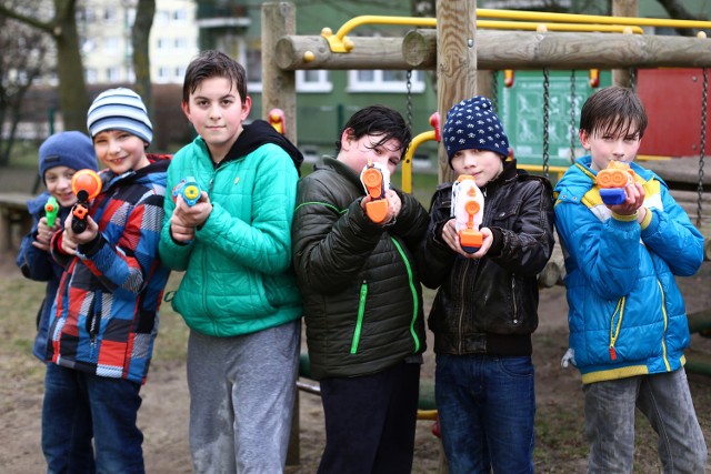 Lany poniedziałek, śmigus-dyngus albo święto lejka w polskiej tradycji od dawna związany jest z polewaniem się wodą. Jak nakazuje tradycja, również dzisiaj młodzi słupszczanie wyszli na ulicę, żeby stoczyć "wodne bitwy". Wszystkie chwyty dozwolone: oblewanie przechodniów wodą z wiader, szlauchów albo pistoletów wodnych. Dla dzieci oznacza to zawsze dużą atrakcję i mnóstwo śmiechu. Zapraszamy do obejrzenia galerii zdjęć. 