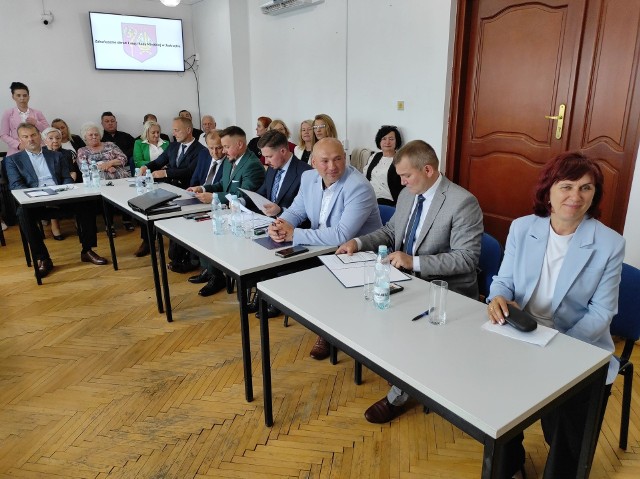 Rada Miejska w Jastrzębiu obradował po raz pierwszy we 7 maja. Ślubowanie złożyli radni i burmistrz Andrzej Bracha. Więcej na kolejnych zdjęciach.