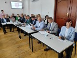 Pierwsza sesja Rady Miejskiej w Jastrzębiu. Ślubowanie radnych i burmistrza. Sławomir Bińkowski przewodniczącym. Zobacz zdjęcia