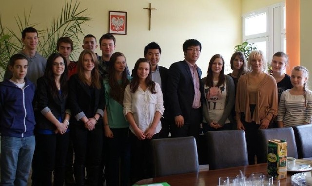 Młodzi doradcy burmistrz Doroty Łukomskiej gościli w jej gabinecie podczas spotkania z zagranicznymi inwestorami z niemieckiej firmy Bay Solar.