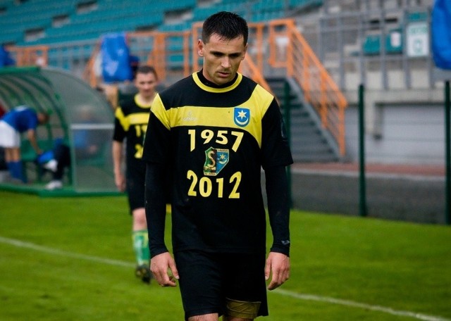 Piłkarze drugoligowej Siarki Tarnobrzeg, na zdjęciu Tomasz Wolan, zostali rozbici w Płocku przez miejscową Wisłę, aż 0:5.