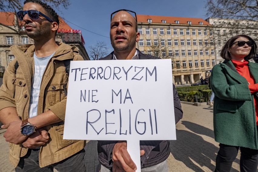 Około 200 osób pojawiło się w sobotę na placu Wolności, aby...