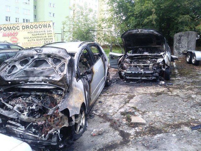 Bardzo duży pożar miał miejsce w nocy ze środy na czwartek przy ul. Gwiaździstej w Gorzowie Wlkp. Na parkingu pomocy drogowej pojawił się ogień. Płomienie objęły blisko 10 samochodów, kolejnych kilka zostało uszkodzonych od temperatury. Prawdopodobnie doszło do podpalenia.Strażacy zgłoszenie o pożarze odebrali około godziny 2.30 w nocy. Na parkingu pomocy drogowej i warsztatu samochodowego paliły się samochody. - W akcji gaśniczej wzięło udział siedem zastępów straży pożarnej, z ogniem walczyło blisko 30 strażaków - mówi Bartłomiej Mądry, rzecznik prasowy Komendy Miejskiej Państwowej Straży Pożarnej w Gorzowie Wlkp.Akcja strażaków trwała niemal 2,5 godziny. W wyniku pożaru kompletnie zniszczonych lub uszkodzonych od temperatury zostały prawdopodobnie 18 samochodów. Ich liczba jest trudna do oszacowania, ponieważ część była już uszkodzona, gdy trafiła na parking. Strażacy przypuszczają, że doszło do podpalenia. To jednak ustali powołany przez policje biegły. Policjanci również byli na miejscu pożaru. Na szczęście skończyło się na stratach materialnych. - W pożarze nikt nie ucierpiał - mówi B. Mądry. To było podpalenie. – Na nagraniu z monitoringu widać mężczyznę, który podpala samochody z miotacza płomieni – mówi Jarosław Baryła, właściciel pomocy drogowej. Ogień natychmiast obejmuje samochody. Potężny pożar wybucha w kilkanaście sekund. W sumie spalonych zostało 10 samochodów. Wszystkie auta pomocy drogowej i dwie lawety. Spalony został nawet bus klubu sportowego Admira, którym J. Baryła wozi dzieci na zawody w Polsce.autor: Jakub Pikulik, (pij)Zobacz też wideo: Szaleńczy rajd ulicami Zielonej Góry. 26-latek uciekał policji.