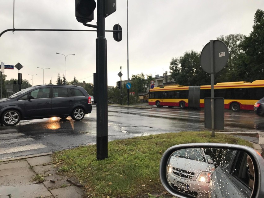 Burza w Łodzi. Nawałnica nad Łodzią. Powalone drzewa, gałęzie na drogach, zalane ulice [ZDJĘCIA]