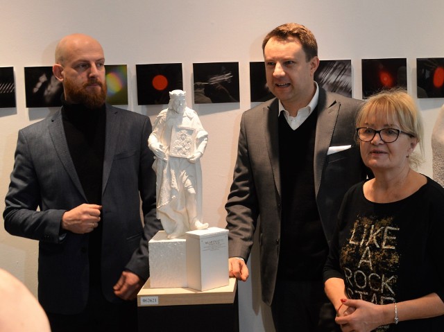 Obok zwycięskiej rzeźby autor, Maciej Jagodziński, Arkadiusz Wiśniewski oraz Anna Potocka. dyrektor Galerii Sztuki Współczesnej.