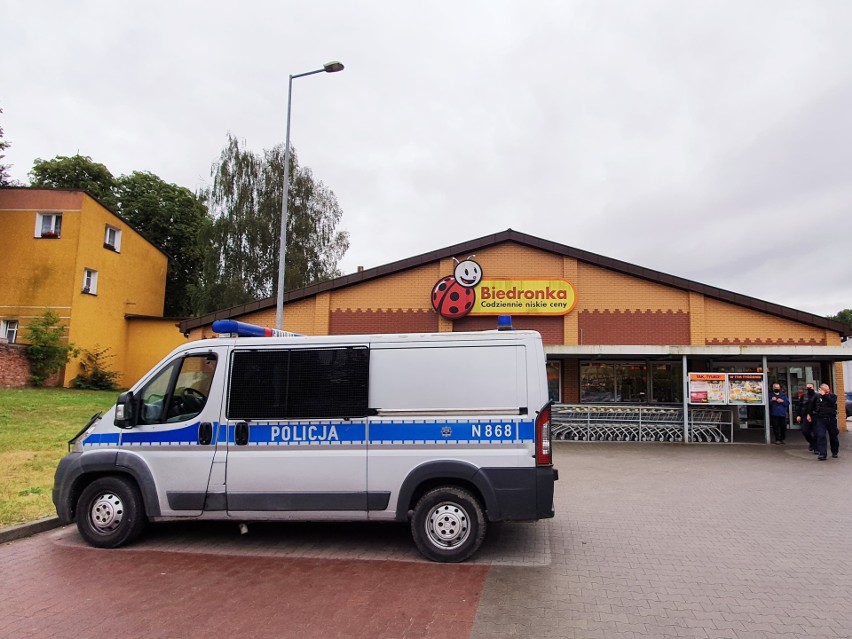 Wypadek w słupskiej Biedronce. Taśma przy kasie wciągnęła rękę kobiety. Uwalniali ją strażacy