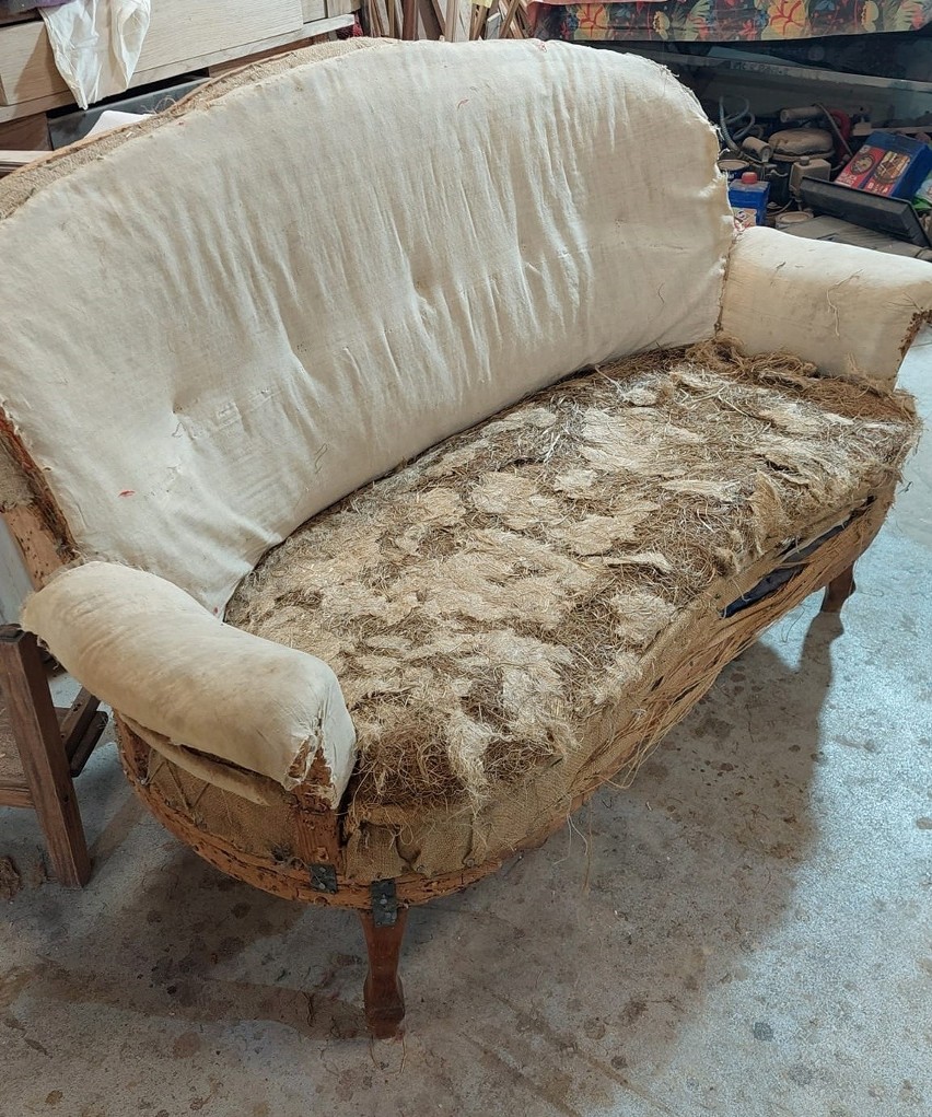 Czasem wymieniana jest tapicerka sof albo obicia w krzesłach