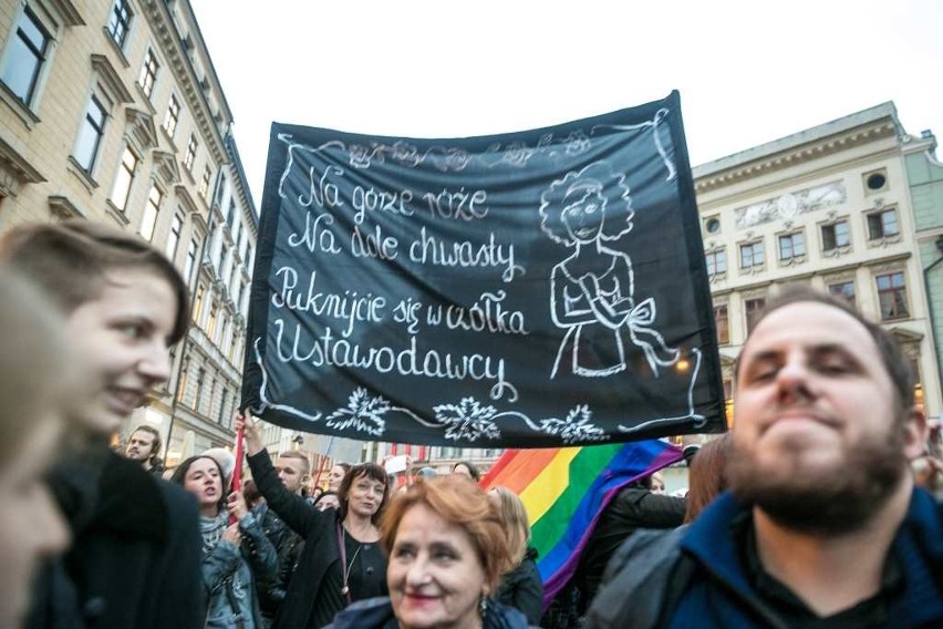 Czarny Marsz Milczenia. Tysiące kobiet w czerni [ZDJĘCIA, WIDEO]