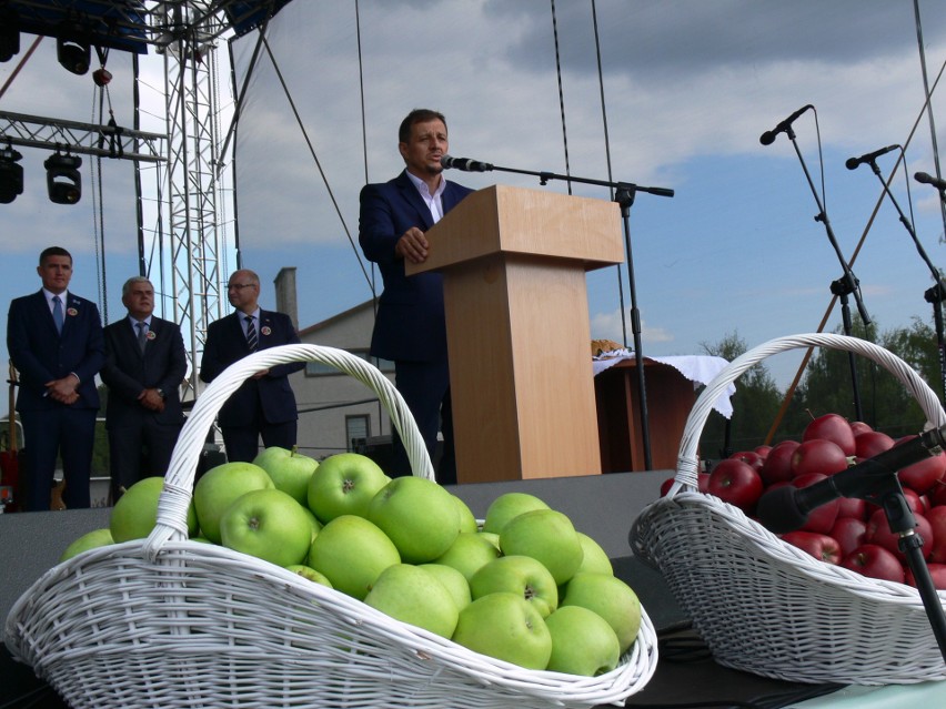 Trwa Europejskie Święto Jabłka - XIX Jabłkobranie w Obrazowie. Na placu tłumy mieszkańców i ponad 60 tematycznych stoisk 