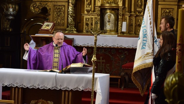 Uroczysta mszę świętą w skalbmierskiej kolegiacie odprawił ksiądz kanonik Marian Fatyga.