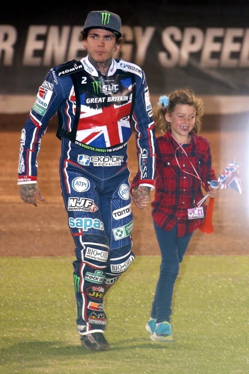 Tai Woffinden oddaje medal małej dziewczynce