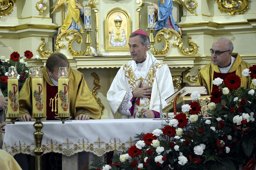 Staszkówka. Uroczyście świętowano rocznice niepodległości. W kościele odsłonięto okolicznościową tablicę