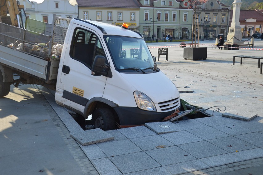 Śmieciarka w nowo uruchomionej fontannie multimedialnej na...