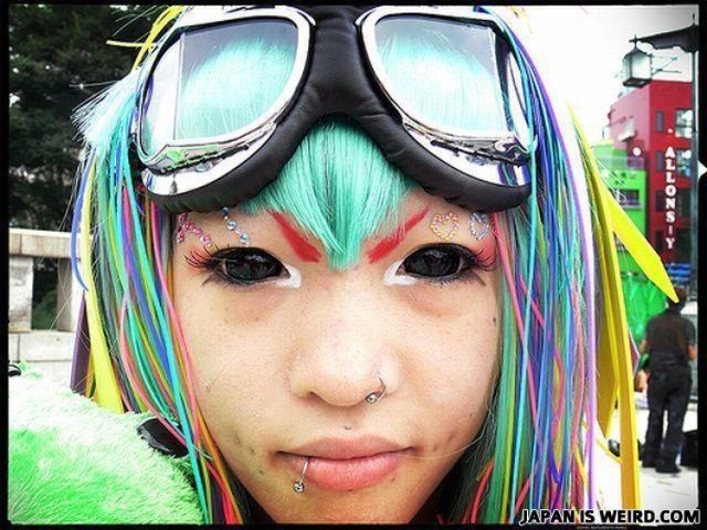 Japan is Weird to profil facebookowy oraz strona www dokumentująca dziwne, śmieszne oraz kuriozalne sytuacje zaobserwowane w kraju kwitnącej wiśni. Kliknij w zdjęcie, aby wyświetlić galerię.