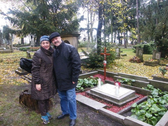 Ewa Kaźmierkiewicz i Marian Pniewski przy uporządkowanym grobie przedwojennego burmistrza Golubia-Dobrzynia