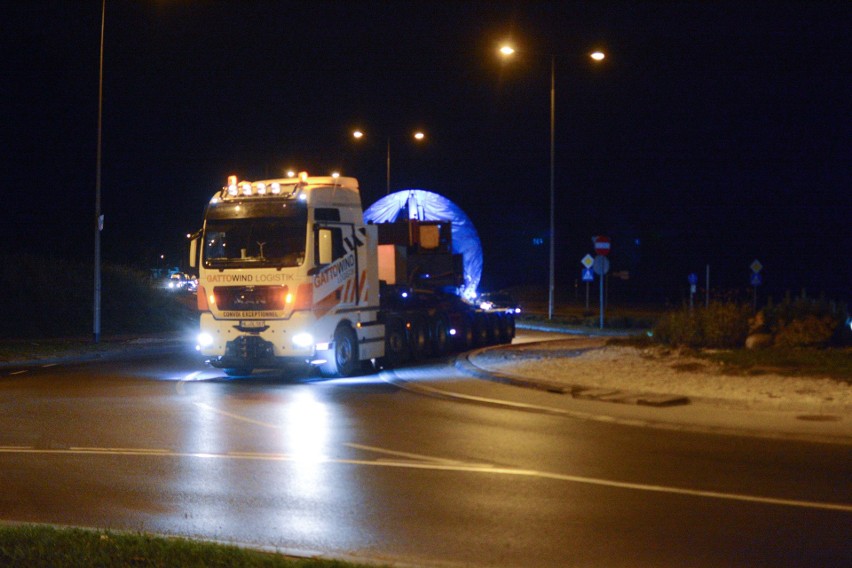 Transport dużych elementów turbin wiatrowych ulicami Grudziądza [zdjęcia, wideo]